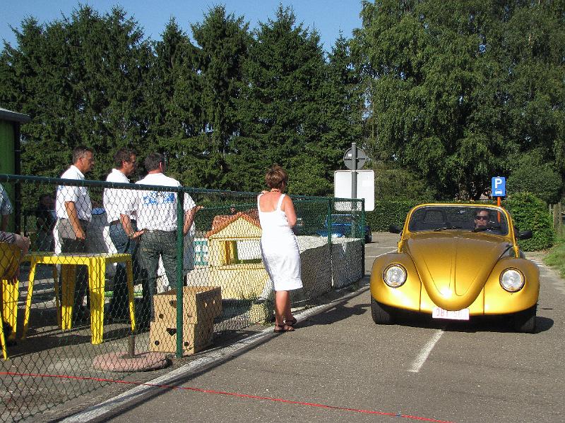 Prijsuitreiking voor de mooiste, oudste, speciaalste en de auto die van het verst kwam,  verschillende leden van MG Club Limburg vielen in de prijzen, kijk maar (27).JPG